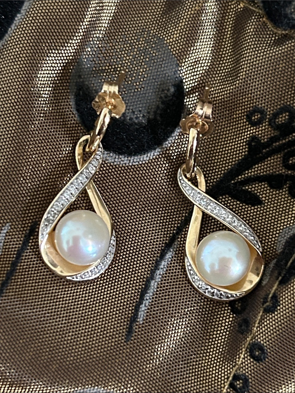 14KT Gold & Diamond Freshwater Pearl Earrings